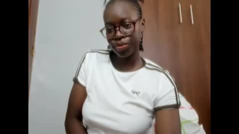 Leah online show from December 6, 9:43 am