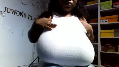 Snapshot of afroprincessx chatting on July 6, 10:01 am afroprincessx online show from July 6, 10:01 am
