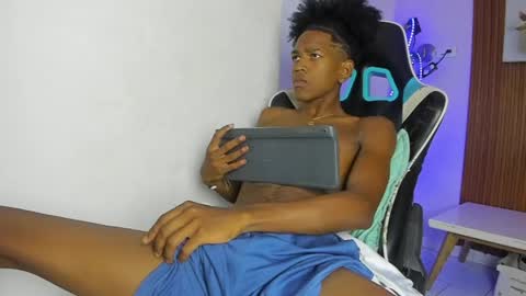 Snapshot of afrowayuu chatting on May 21, 6:15 pm afrowayuu online show from May 21, 6:15 pm