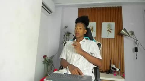 Snapshot of afrowayuu chatting on June 15, 5:26 pm afrowayuu online show from June 15, 5:26 pm