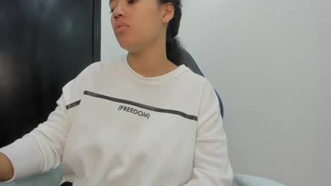 Snapshot of agata18_ chatting on June 15, 7:27 pm A G A T A online show from June 15, 7:27 pm