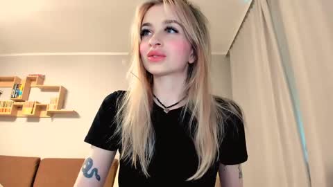 Snapshot of agatahowak chatting on May 19, 3:29 pm Arina online show from May 19, 3:29 pm
