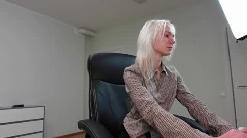 Agelina Lilly Laura online show from November 19, 5:35 pm