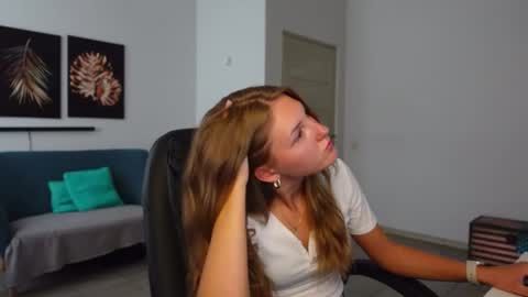 Agelina Lilly Laura online show from August 3, 9:04 am