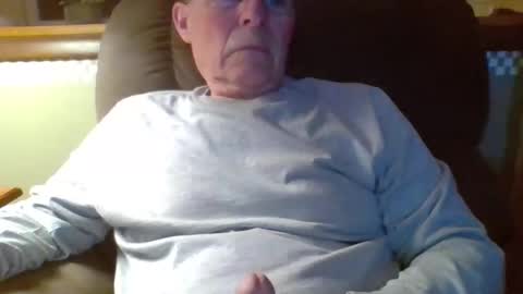 Snapshot of aguynrkfrd chatting on April 14, 9:37 am aguynrkfrd online show from April 14, 9:37 am