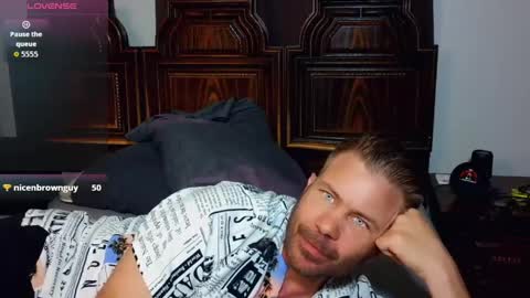 Blue Eyed Handsome Man online show from April 15, 1:23 am