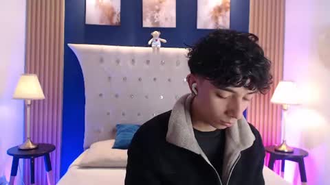 Snapshot of aiden_rivers_ chatting on July 3, 1:17 pm Aiden online show from July 3, 1:17 pm