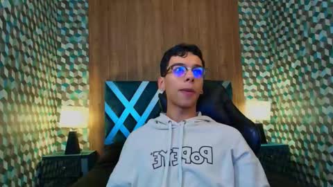 Snapshot of aiden_royce chatting on October 6, 4:32 am aiden_royce online show from October 6, 4:32 am