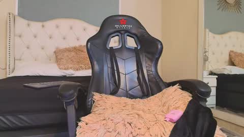 Snapshot of aiden_royce chatting on November 24, 6:18 pm aiden_royce online show from November 24, 6:18 pm