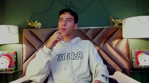 Snapshot of aiden_royce chatting on December 5, 6:22 am aiden_royce online show from December 5, 6:22 am