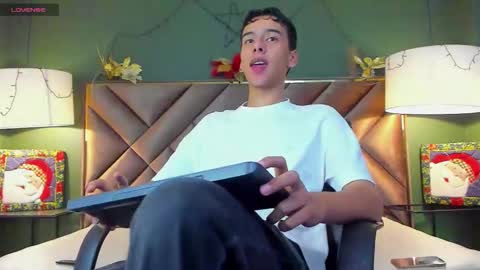 Snapshot of aiden_royce chatting on December 14, 6:08 am aiden_royce online show from December 14, 6:08 am