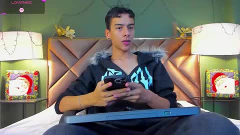 Snapshot of aiden_royce chatting on December 18, 3:12 am aiden_royce online show from December 18, 3:12 am