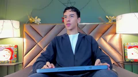 Snapshot of aiden_royce chatting on December 20, 3:24 am aiden_royce online show from December 20, 3:24 am