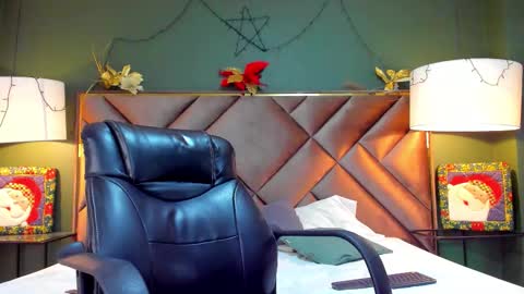 Snapshot of aiden_royce chatting on December 23, 5:05 am aiden_royce online show from December 23, 5:05 am