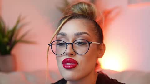 Snapshot of aileenaxa chatting on October 20, 6:52 pm Aileen online show from October 20, 6:52 pm