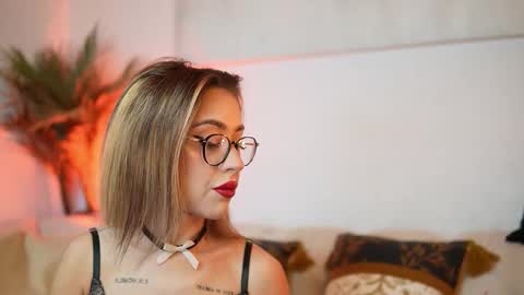 Snapshot of aileenaxa chatting on December 1, 7:19 pm Aileen online show from December 1, 7:19 pm