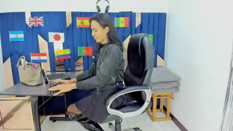 Aisha online show from June 29, 6:19 pm