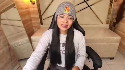 Snapshot of aisha_leenss_r chatting on March 24, 7:19 pm Aisha online show from March 24, 7:19 pm