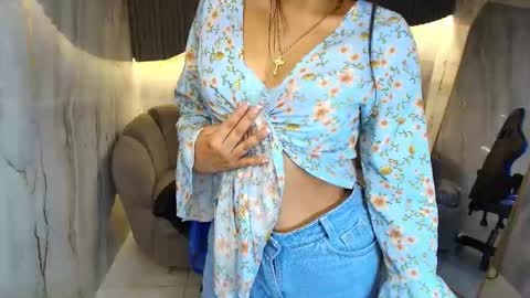 Snapshot of aisha_leenss_r chatting on March 27, 7:35 pm Aisha online show from March 27, 7:35 pm