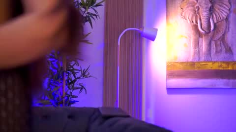 Snapshot of aishabee chatting on April 4, 8:45 am Aisha online show from April 4, 8:45 am