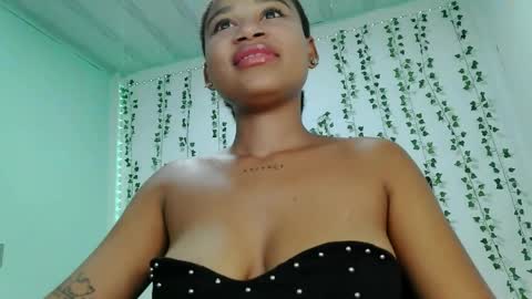 akemy_saunderz online show from June 2, 3:52 am