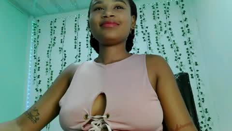 akemy_saunderz online show from June 6, 3:22 am