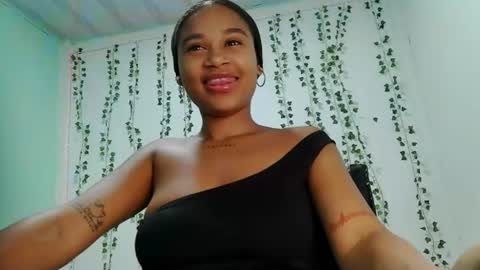 akemy_saunderz online show from June 13, 3:04 am