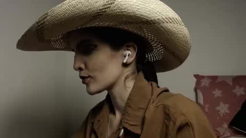 Snapshot of alahia_sky chatting on October 16, 9:21 am online show from October 16, 9:21 am