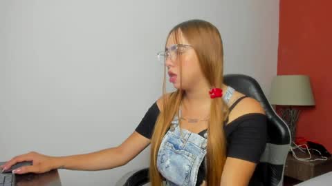 Snapshot of alaia05 chatting on April 4, 2:14 pm A L A I A online show from April 4, 2:14 pm