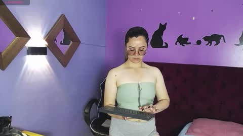 Alaiia    online show from January 17, 6:33 pm