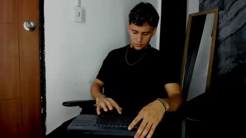 Snapshot of alan__smith chatting on December 17, 8:04 pm alan__smith online show from December 17, 8:04 pm