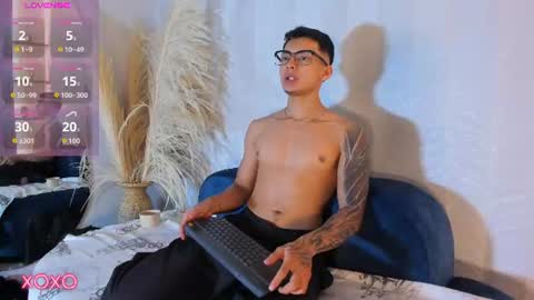 Snapshot of alan_salazar chatting on June 10, 5:45 pm alan_salazar online show from June 10, 5:45 pm
