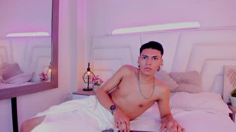 Snapshot of alan_whitee chatting on March 7, 11:16 pm Alan Whitee online show from March 7, 11:16 pm