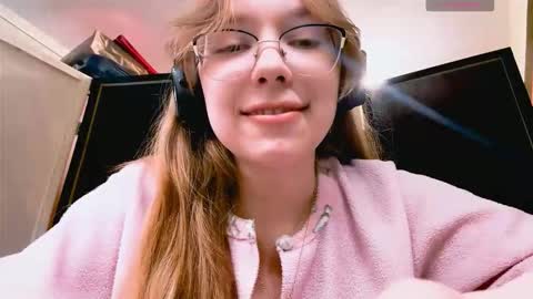 Stella online show from December 4, 3:10 pm