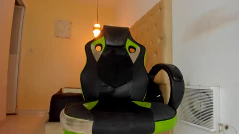 Snapshot of alantrickz365 chatting on October 22, 2:01 am alantrickz365 online show from October 22, 2:01 am