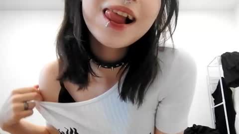 Snapshot of alberthamazierski chatting on October 12, 9:19 am Im Katrina online show from October 12, 9:19 am