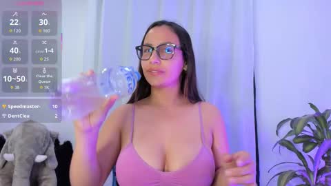 Snapshot of aleaa_ chatting on October 19, 12:44 am aleaa online show from October 19, 12:44 am