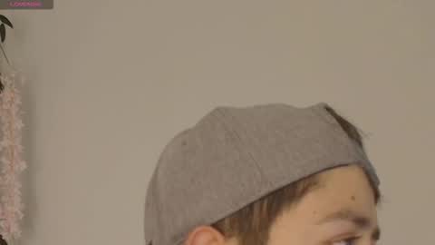 Snapshot of alecadrews_ chatting on November 25, 9:26 pm ALEC ANDREWS online show from November 25, 9:26 pm