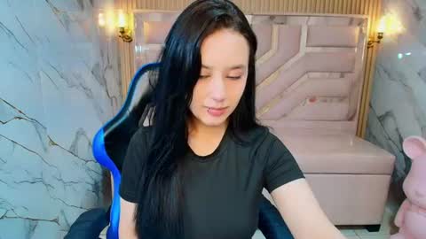 Snapshot of aleja_r_ chatting on June 25, 8:13 pm Aleja online show from June 25, 8:13 pm