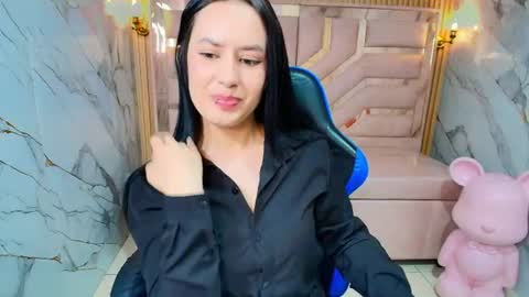 Snapshot of aleja_r_ chatting on June 29, 7:47 pm Aleja online show from June 29, 7:47 pm