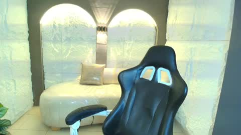 Snapshot of aleja_r_ chatting on July 25, 7:33 pm Aleja online show from July 25, 7:33 pm