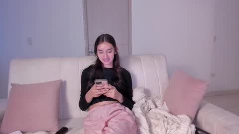 Snapshot of alejandraaa_ chatting on February 10, 11:09 pm alejandraaa_ online show from February 10, 11:09 pm