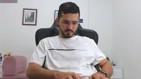 alejandroo_7 online show from October 7, 7:44 pm