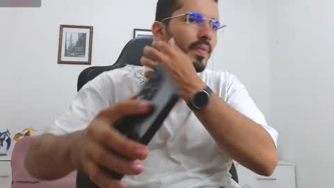 alejandroo_7 online show from October 8, 6:05 pm