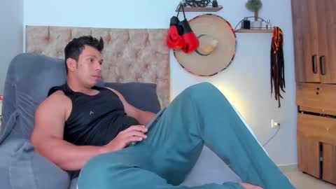 Snapshot of alejostrong chatting on January 11, 8:58 pm alejostrong online show from January 11, 8:58 pm