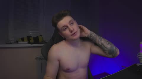 Snapshot of aleks_fisher chatting on February 8, 9:07 pm Alex and Linar online show from February 8, 9:07 pm