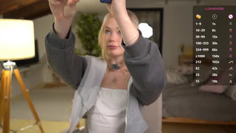 Snapshot of aleksalore chatting on December 1, 4:06 am Lexi online show from December 1, 4:06 am