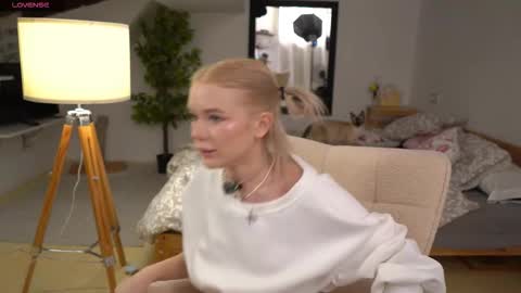 Snapshot of aleksalore chatting on December 5, 4:10 am Lexi online show from December 5, 4:10 am