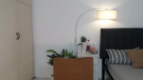 Snapshot of alenajones chatting on December 9, 7:39 am alenajones online show from December 9, 7:39 am