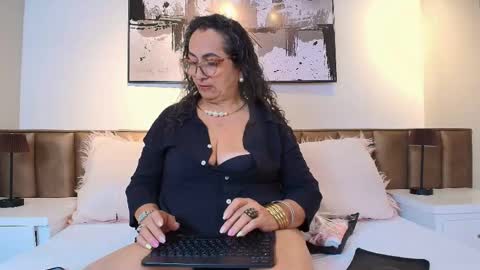 Snapshot of alessandraleroy chatting on June 3, 11:57 am Alessandra online show from June 3, 11:57 am